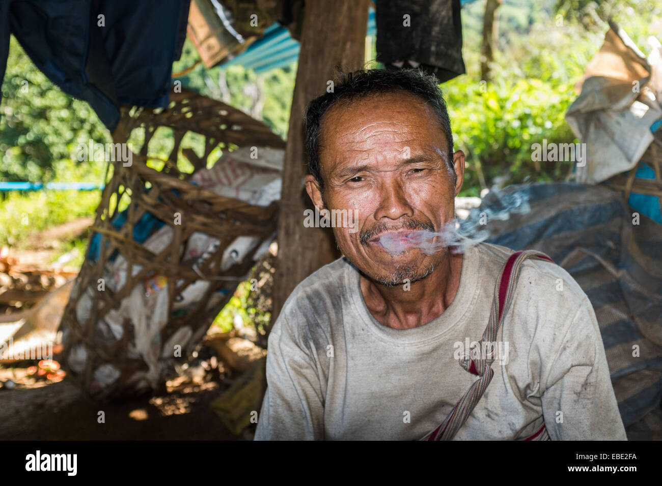 Karen tribesman fumar tabaco en hoja de plátano Fotografía de stock Alamy