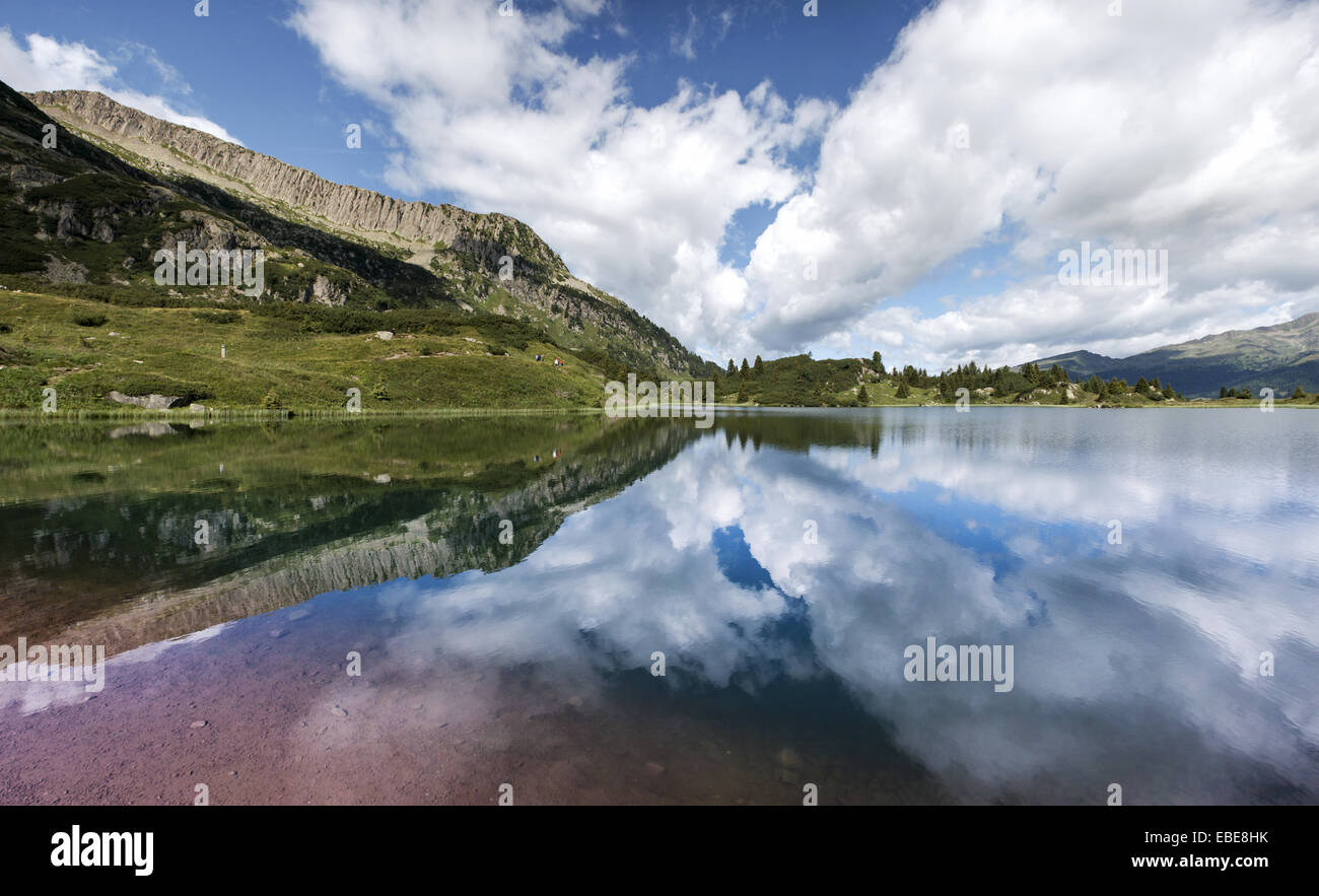 El paisaje se refleja en el lago Colbricon, Dolomitas - Trentino Foto de stock