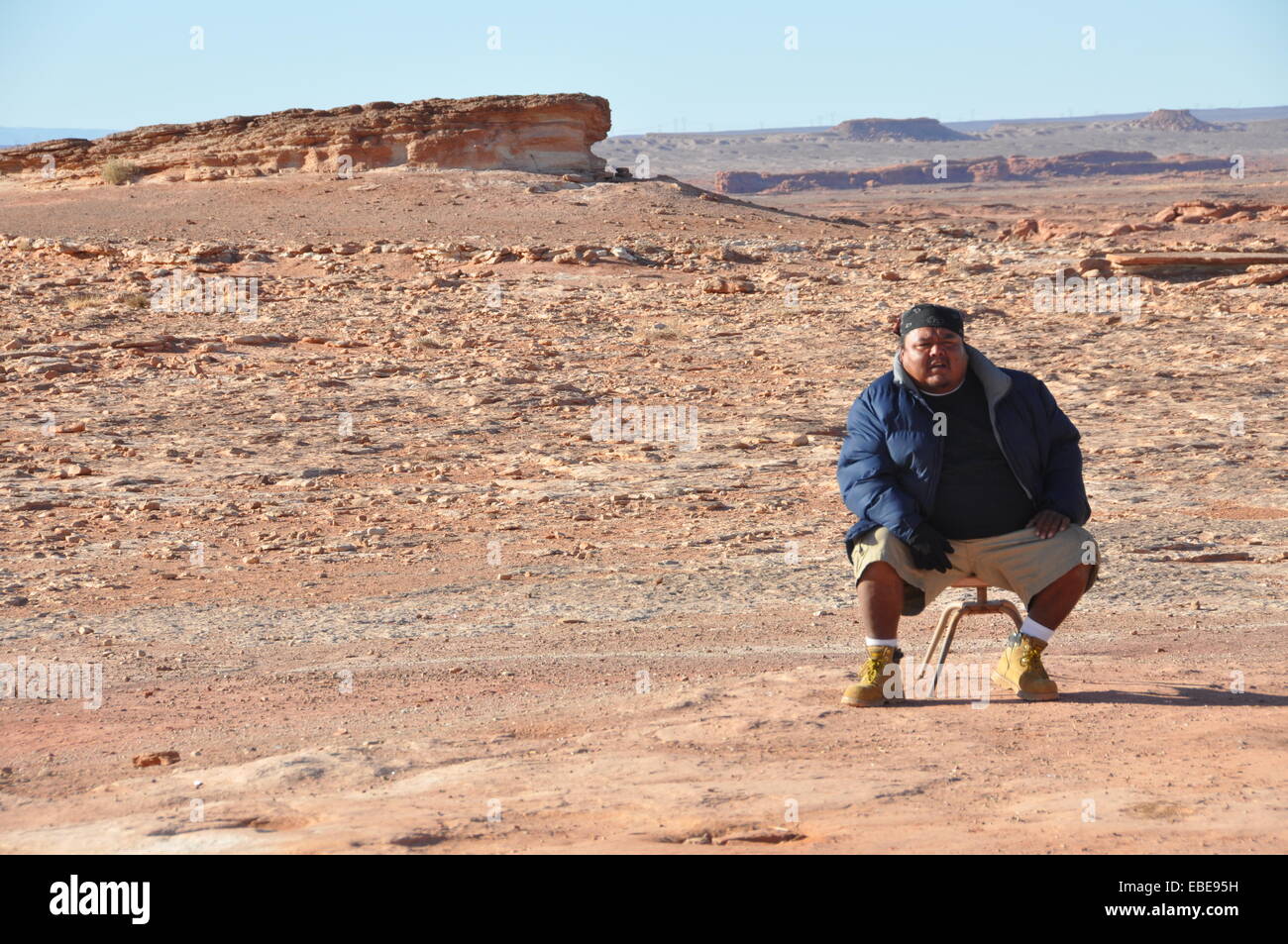Navajo sentado en una silla junto a la autopista 89, Arizona. Foto de stock