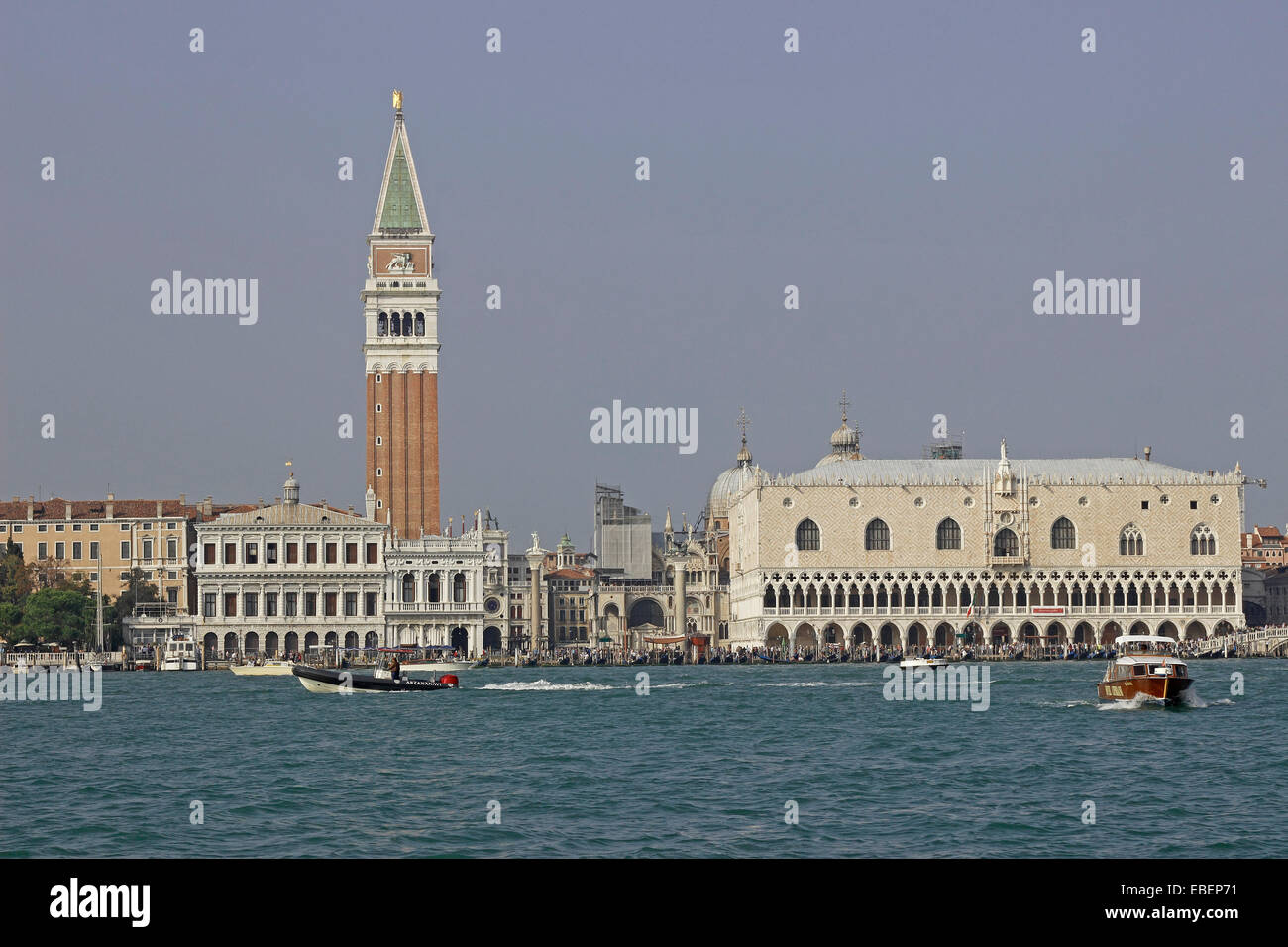 Venecia Italia Piazza San Marco de Venecia Laguna Campanile Palacio Ducal arquitectura Biblioteca Nacional de barcos Foto de stock