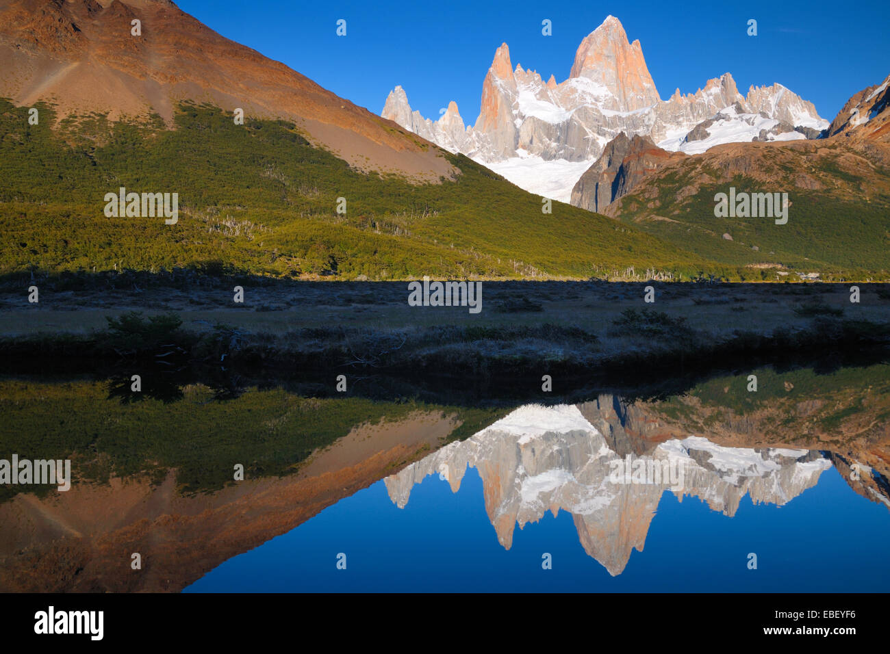 Monte Fitz Roy, macizo montañoso en la provincia de Santa Cruz en América del Sur Foto de stock