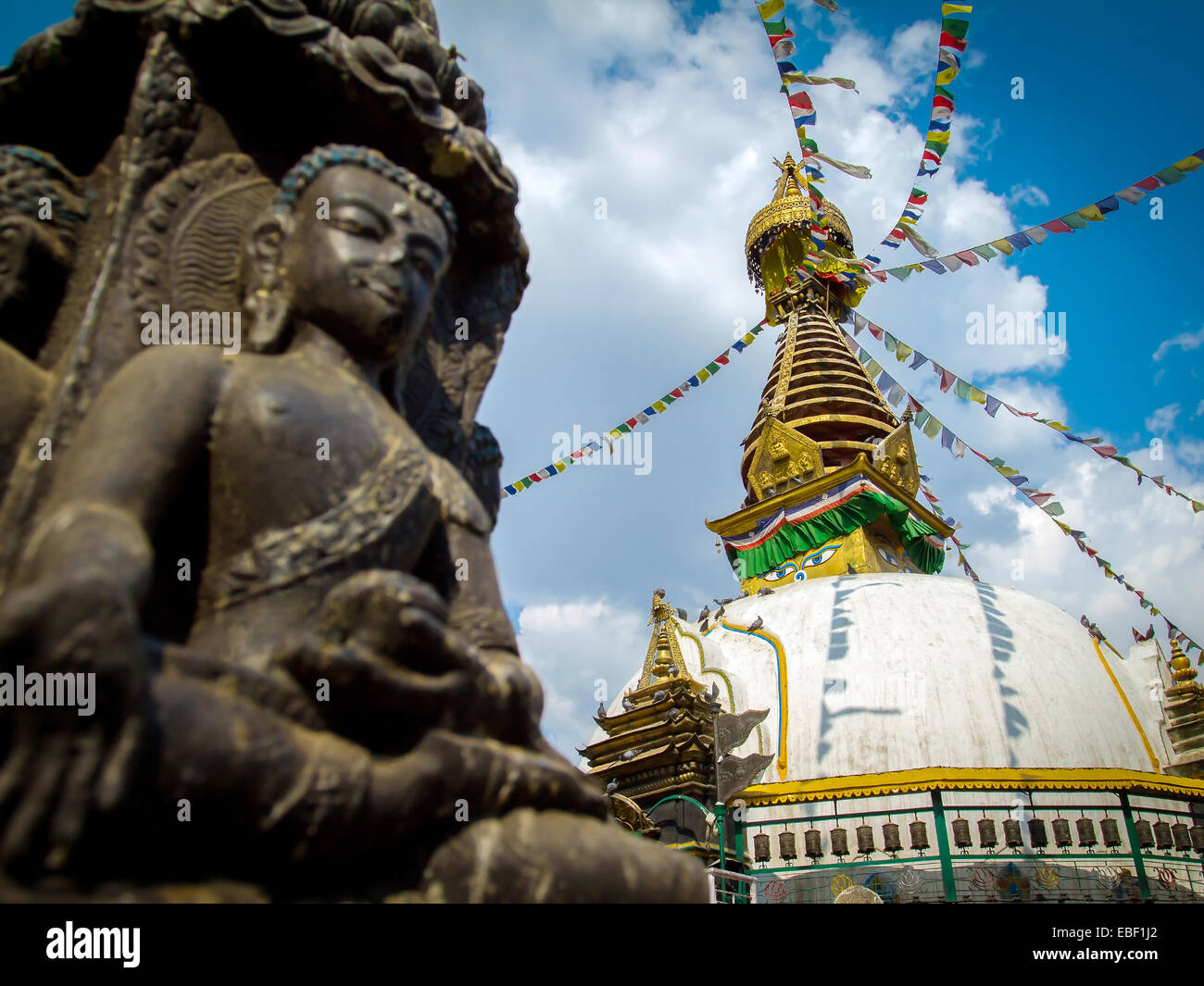 Kathesimbu Stupa con el Buda de la sabiduría y la oración ojos coloridas banderas en Katmandú, Nepal Foto de stock