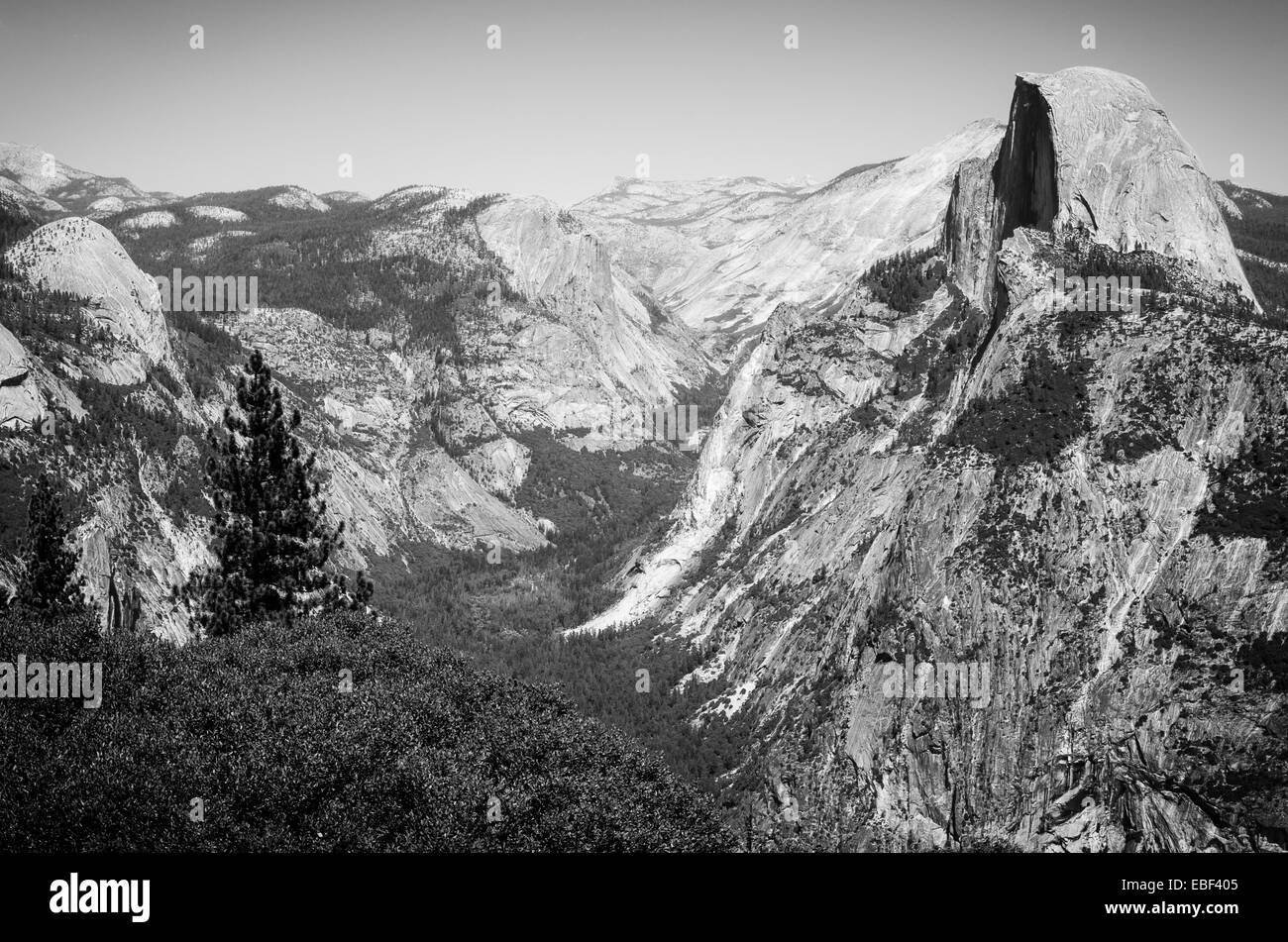 El icónico Half Dome, visto desde el punto de glaciares en el Parque Nacional Yosemite Foto de stock