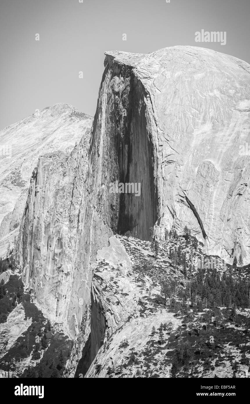 El icónico Half Dome, visto desde el punto de glaciares en el Parque Nacional Yosemite Foto de stock