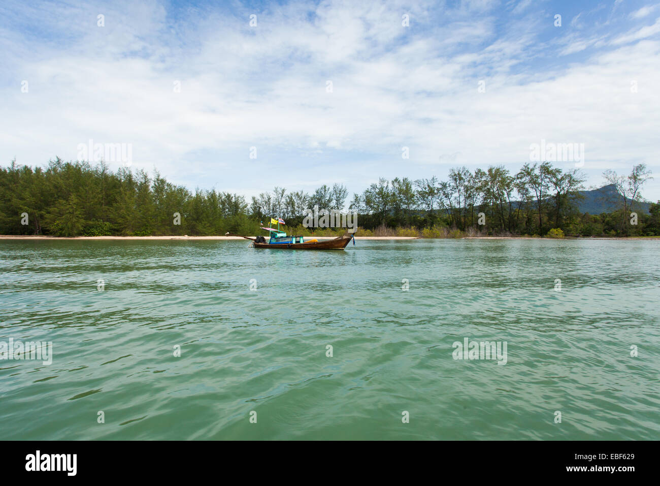 Tailandés tradicional bote de cola larga con isla tailandesa en el fondo Foto de stock