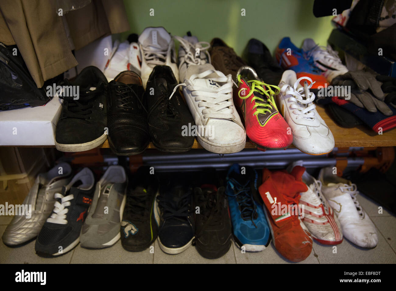 Rodrigo su preciada colección de zapatos izquierdo en su casa en la Ciudad de México. Guerreros Aztecas, equipo de fútbol de amputados en México. Foto de stock