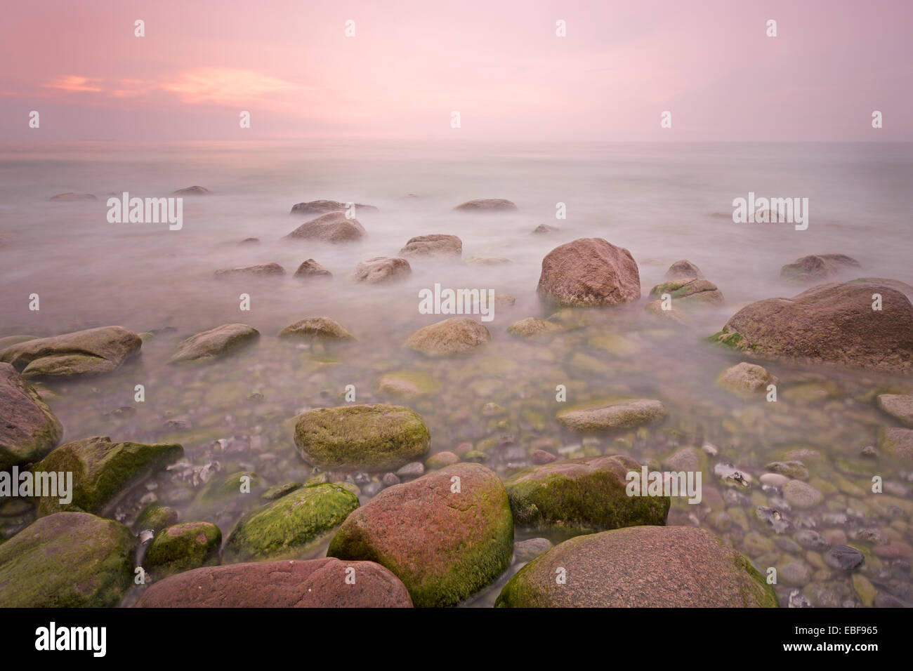 Amanecer en la costa del Mar Báltico cerca de Sassnitz en Parque Nacional Jasmund, Rügen, Alemania, Europa Foto de stock