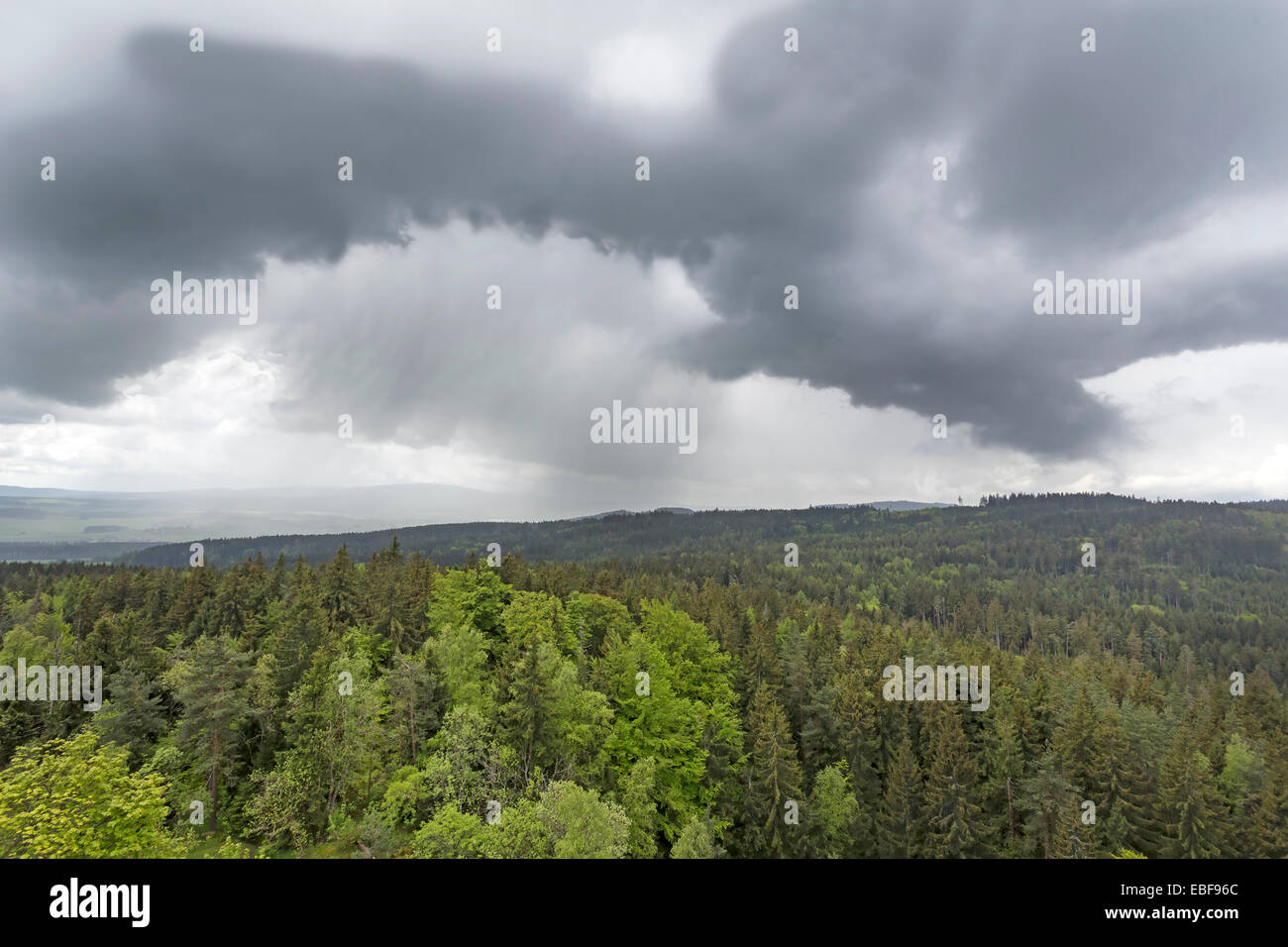 Atmósfera sobre Thundery Fichtelgebirge, Baviera, Alemania, Europa Foto de stock