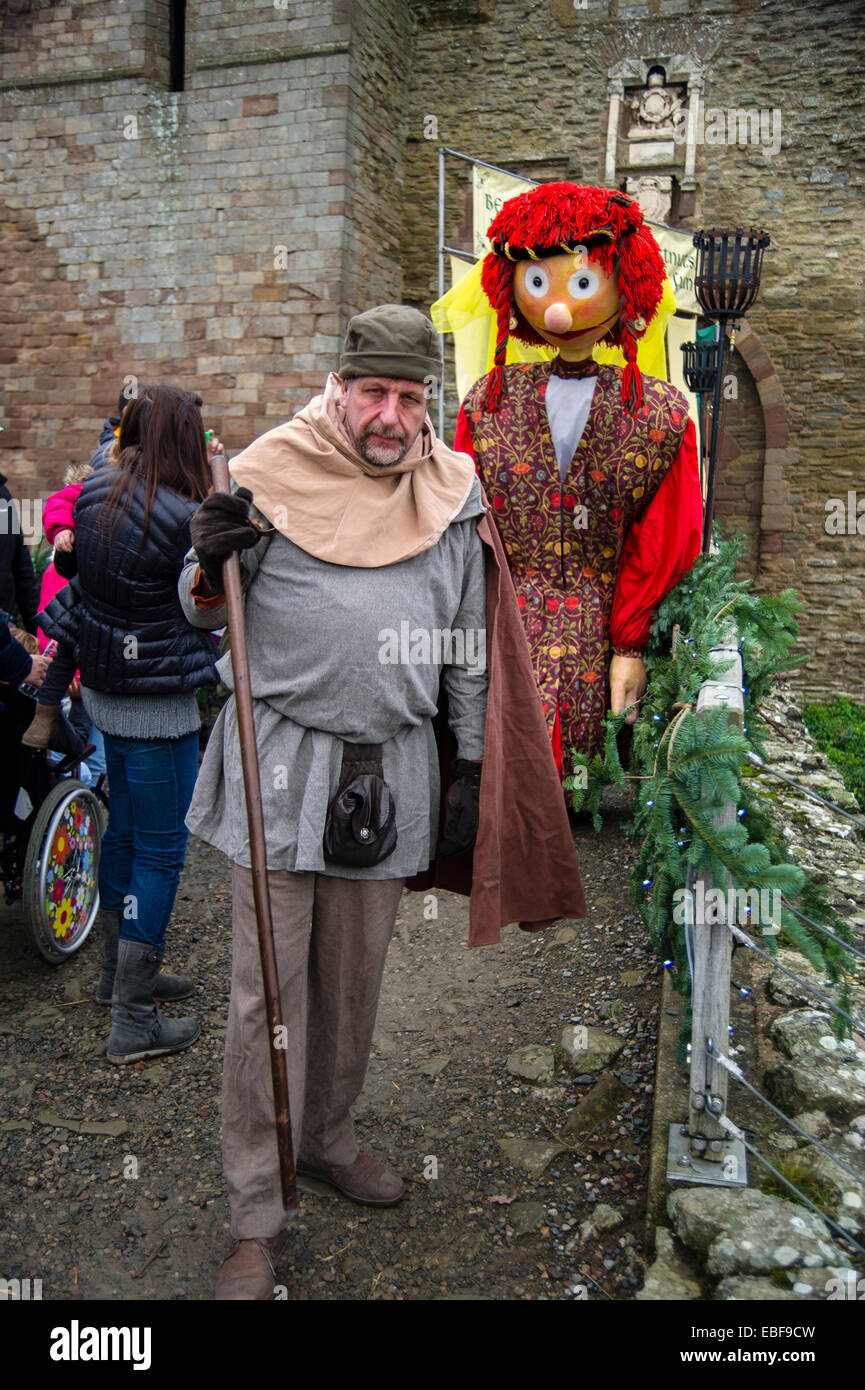 Un hombre y una marioneta vestida con traje medieval en el castillo de  Ludlow comida de Navidad y feria de artesanía. Shropshire Fotografía de  stock - Alamy