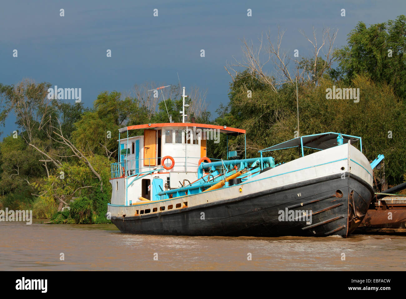 Barco anclado a orillas del río Paraná, Rosario, Argentina Foto de stock