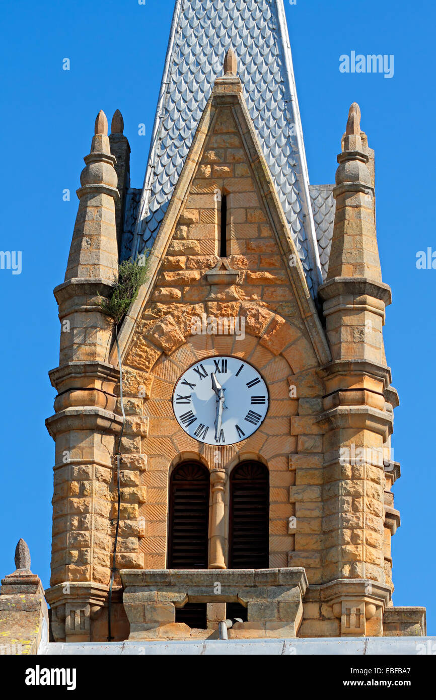 Antigua torre de la iglesia de piedra arenisca con gran reloj, Sudáfrica Foto de stock