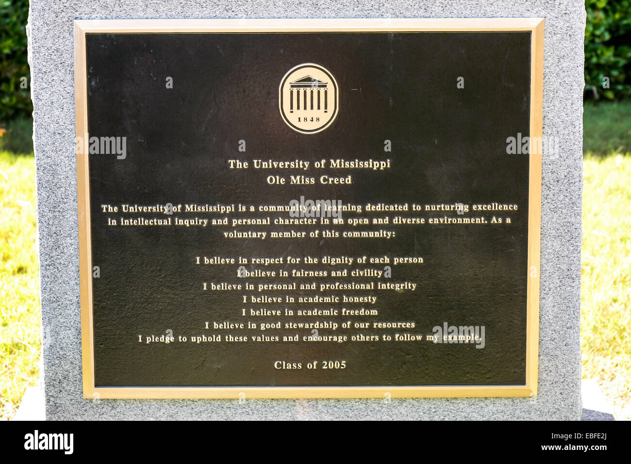 La Universidad de Mississippi 'ole' Miss creed placa fuera del edificio en el Lyceum en Oxford. Foto de stock