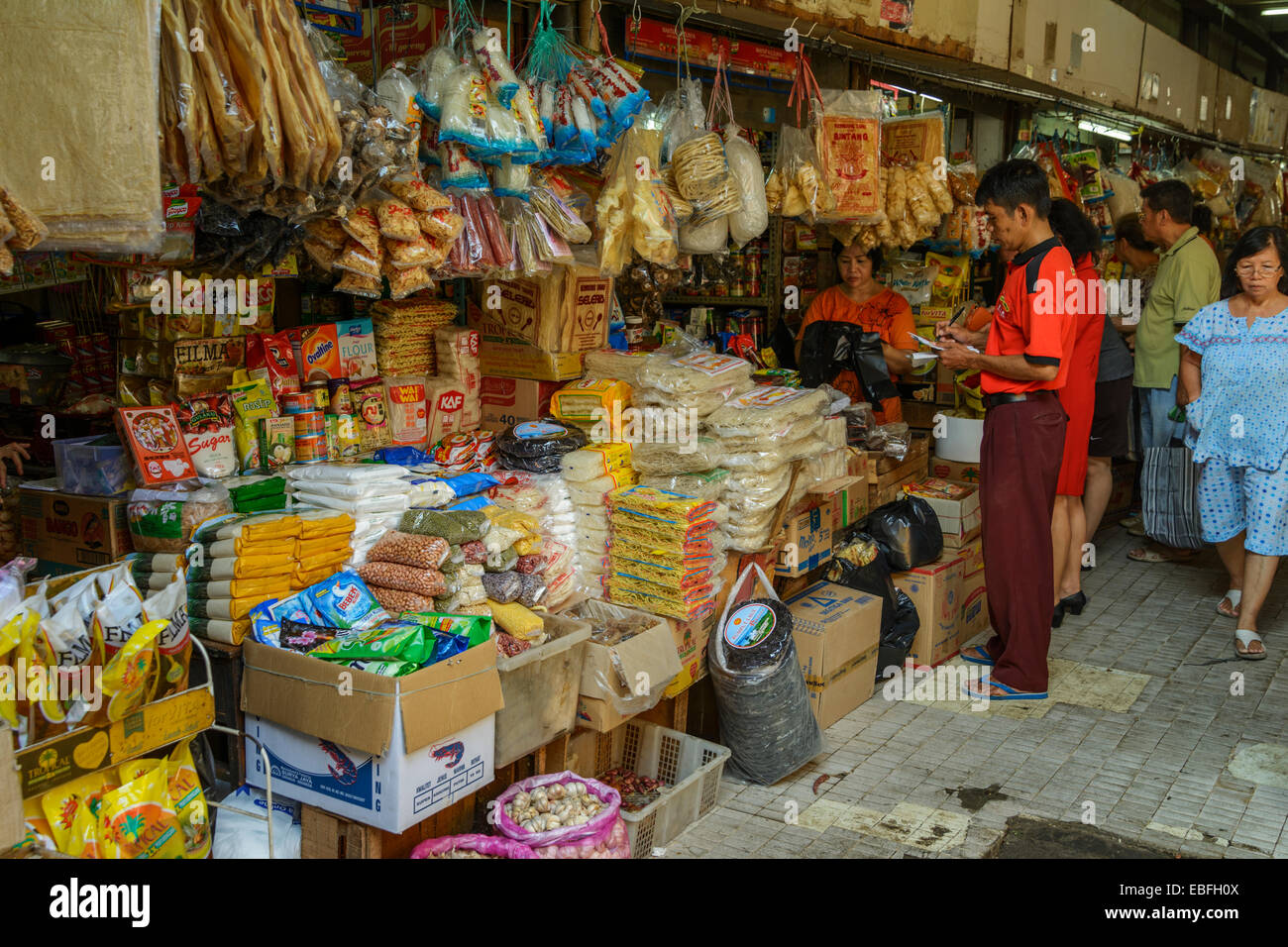 Personas y puestos a Pasar Khusus (mercado) especial Mandiri BLOK M Kelapa Gading Yakarta Foto de stock