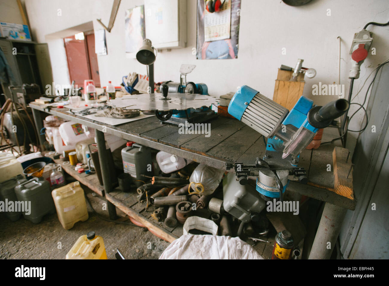 Área De Taller En Un Garaje Residencial Con Organización De Herramientas Y  Equipo De Bricolaje Fotografía editorial - Imagen de ordenado, equipo:  197458037