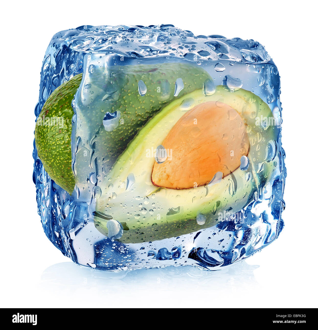 Aguacate en cubo de hielo aislado en blanco Foto de stock