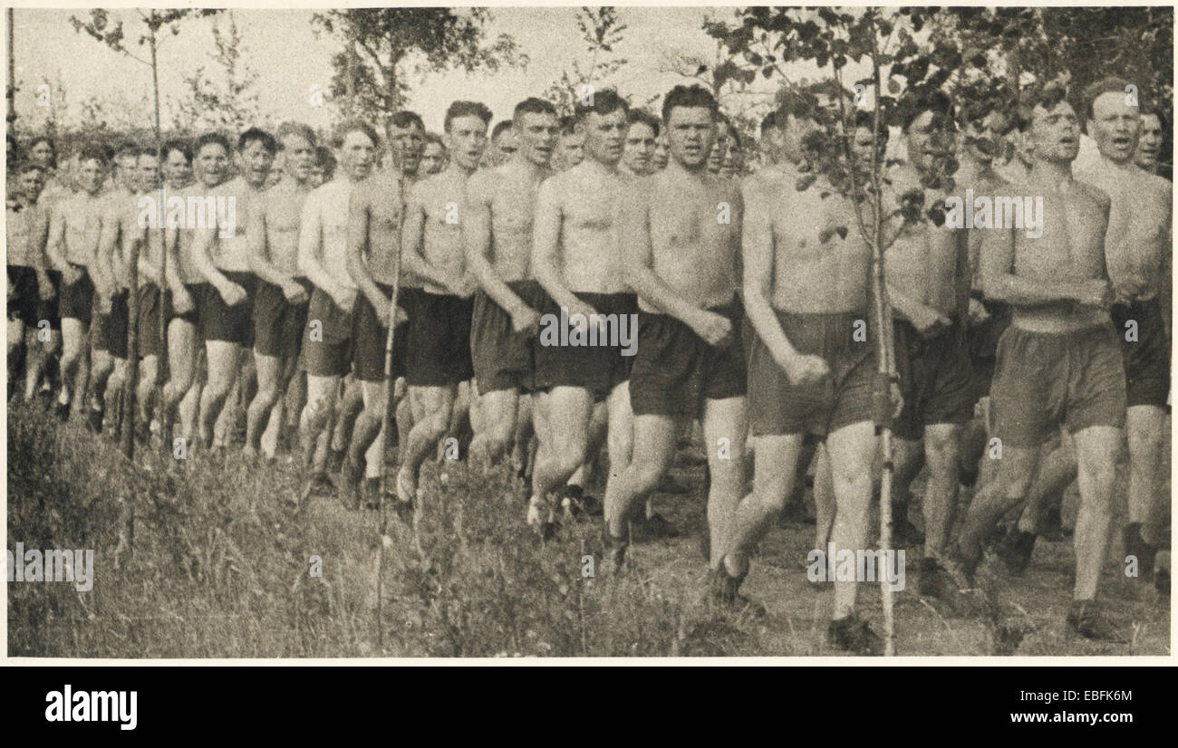 Campamento del Ejército Soviético, retro foto, circa 1950 para recibir entrenamiento  militar. Un grupo de militares están marchando en pantalones cortos  Fotografía de stock - Alamy