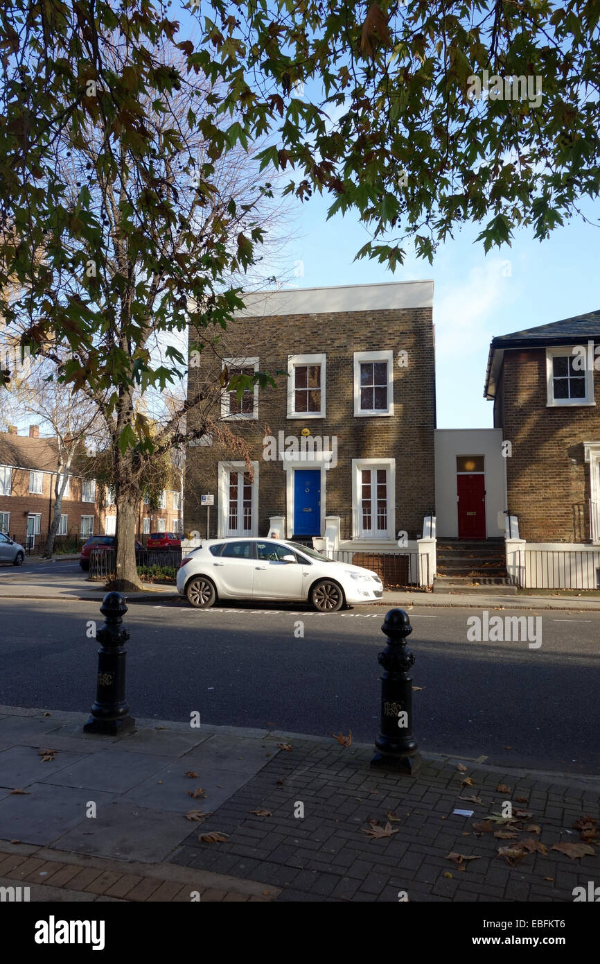 Mirando al otro lado de la calle, a través de St Anne's Rd, Notting Hill a las viviendas privadas Foto de stock