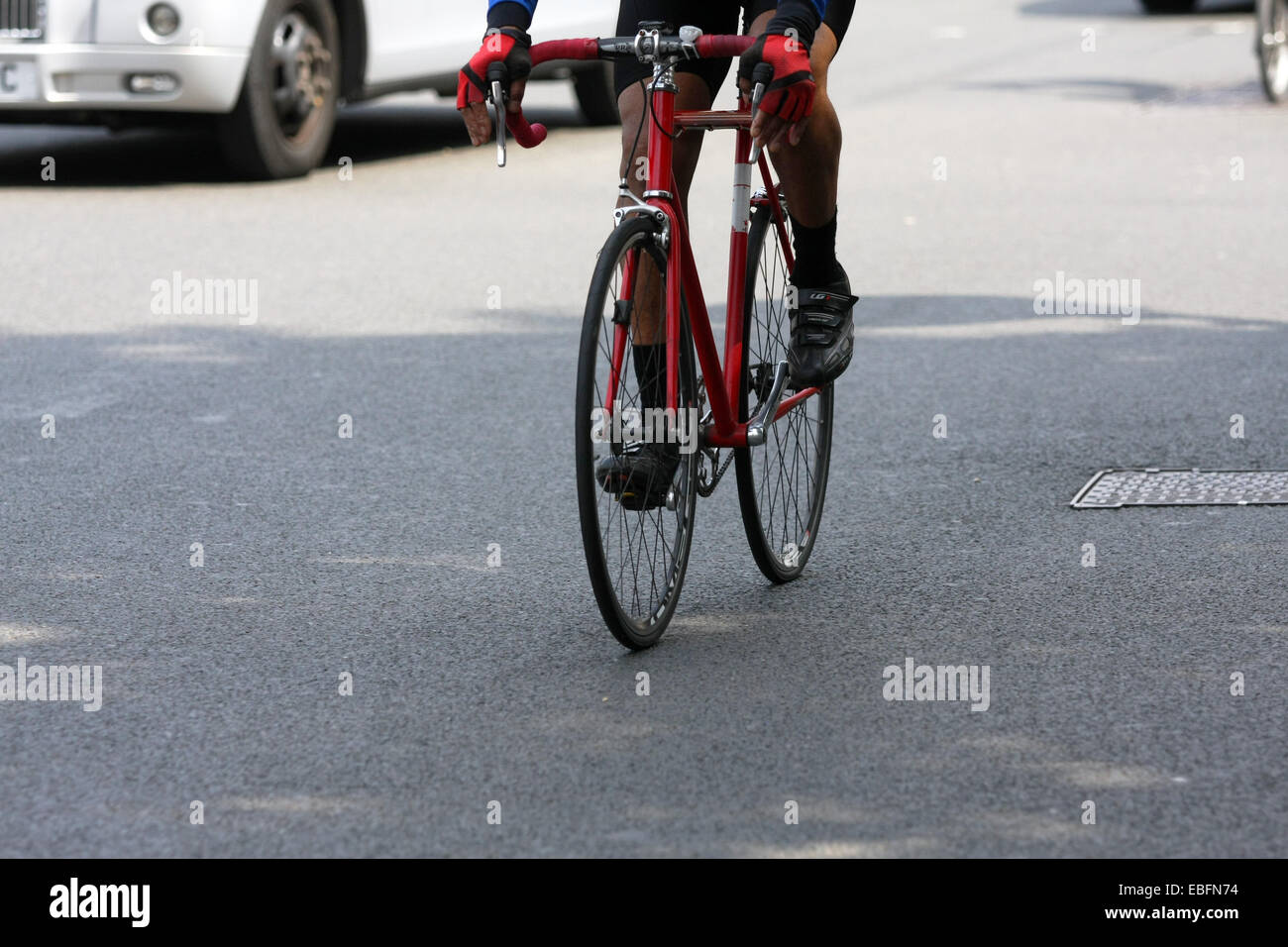 Un ciclista en bicicleta a lo largo de una carretera en Londres Foto de stock