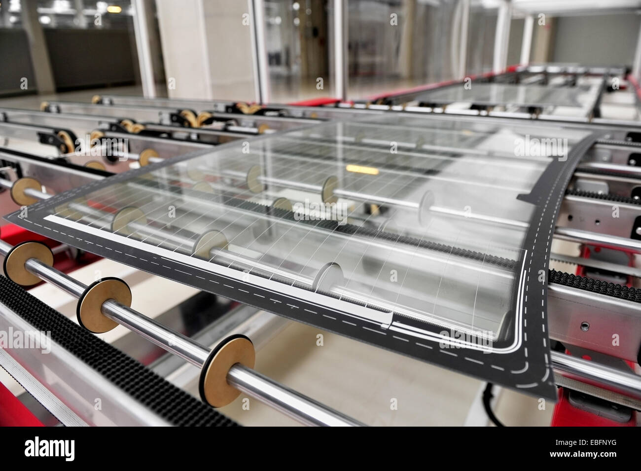 Detalle de la industria con un coche trasero de vidrio en la línea de producción en una fábrica de vidrio Foto de stock