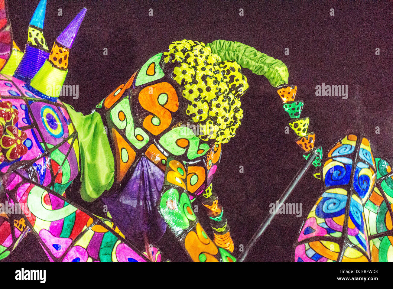 Ciudad de México, México, 29 de noviembre, 2014: monstruos iluminada del desfile de Alebrijes monumentales, criaturas fantásticas, llegar a la Plaza Luis Cabrera para juzgar después de desfilar por las calles de noche de la Orizaba & Roma neigborhoods Crédito: Dorothy Alexander/Alamy Live News Foto de stock
