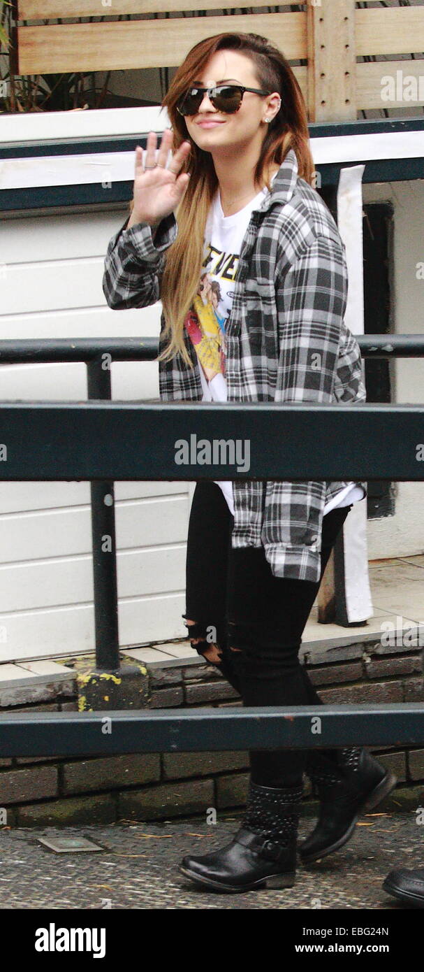 Demi Lovato en ITV studios vestido de azul marcada camiseta, jeans rajados  y negro con botas de clavos: Demi Lovato donde: Londres, Reino Unido  cuando: 28 de mayo de 2014 Fotografía de