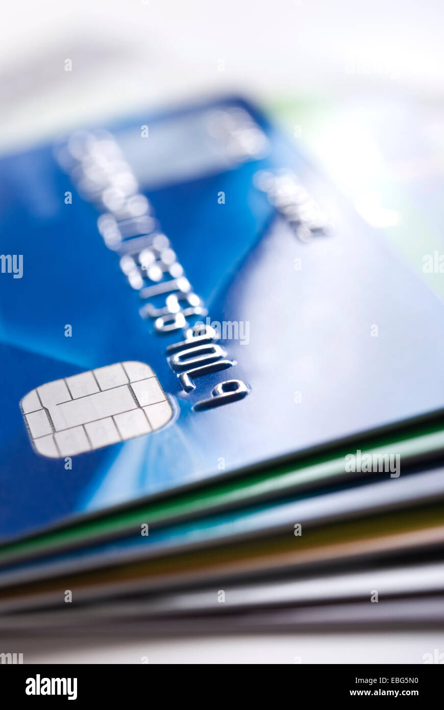 Pila de coloridas tarjetas de crédito y tarjetas bancarias Foto de stock