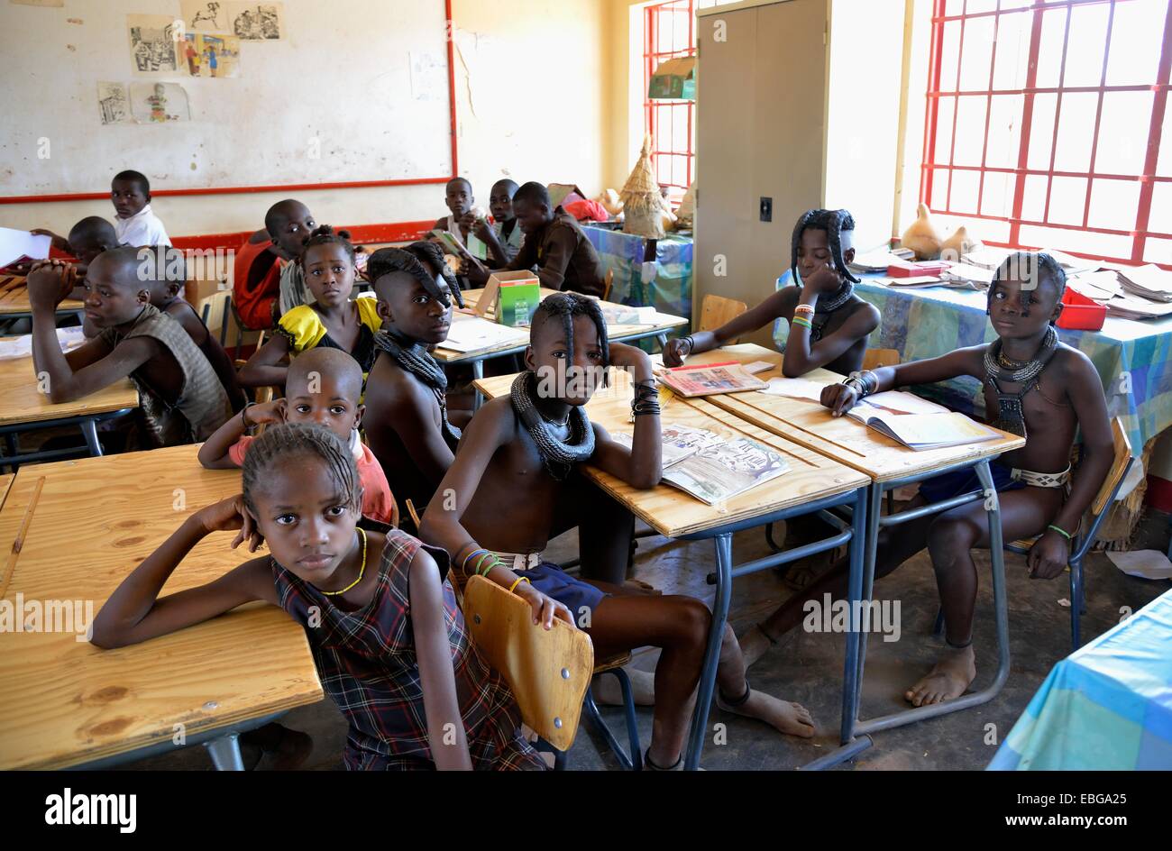 Himbas alumnos sentado en un aula en la escuela primaria, Omohanga Himba escuela Omohanga, Kaokoland, Kunene, Namibia Foto de stock