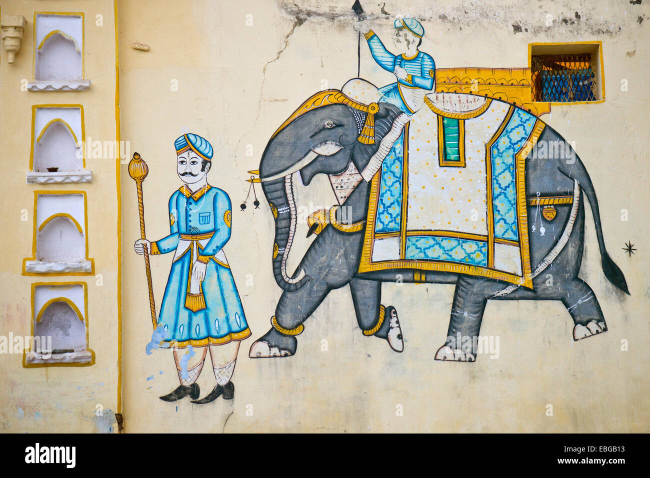 Mural sobre una pared de la casa, con elefantes y palacio de cornaca siervo, Bassi, Rajasthan, India Foto de stock