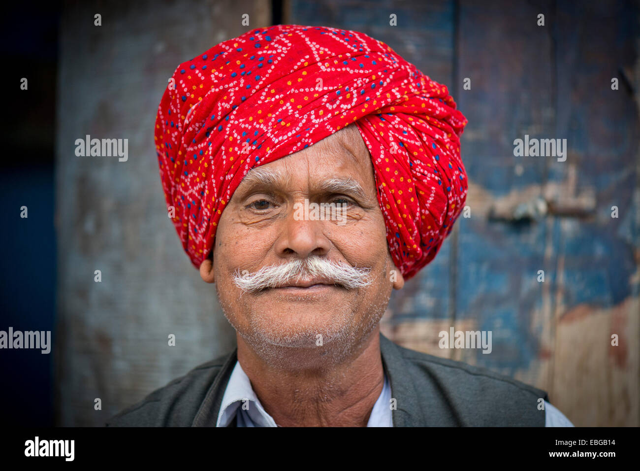 Hombre indio con un turbante rojo, Bassi, Rajasthan, India Foto de stock