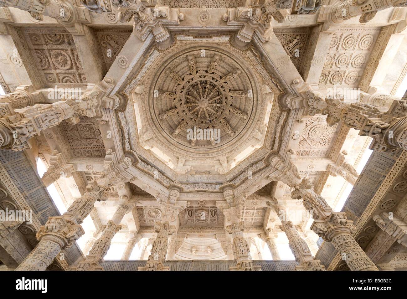 Sala interior con pilares y techos ornamentados, templo de mármol, Adinatha templo, el templo de la religión Jain, Ranakpur, Rajasthan Foto de stock