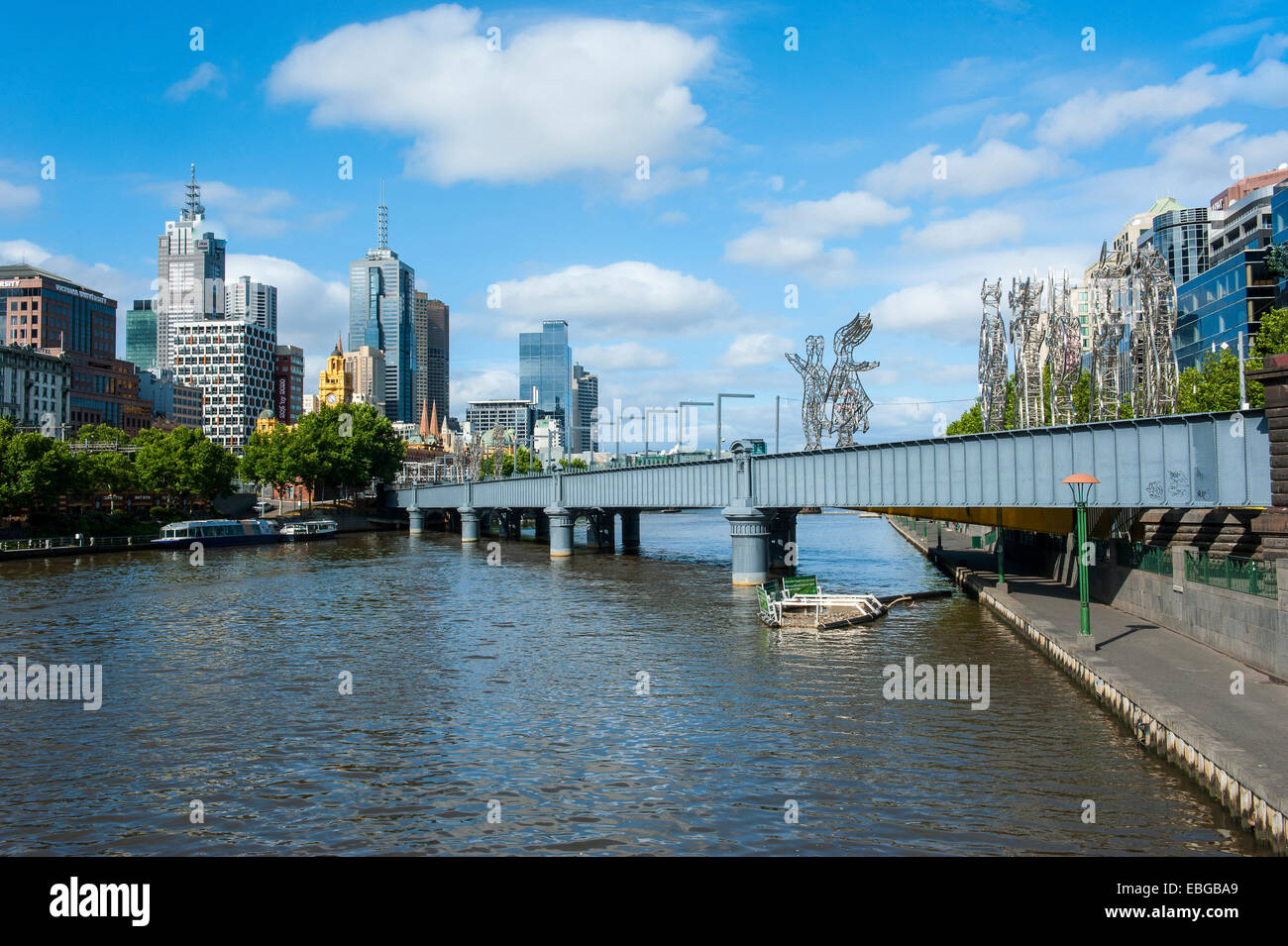 Edificios altos en el río Yarra, Melbourne, Victoria Foto de stock