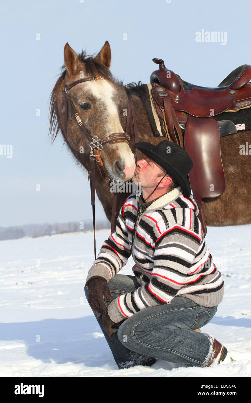 El hombre y el caballo de la pintura americana Foto de stock