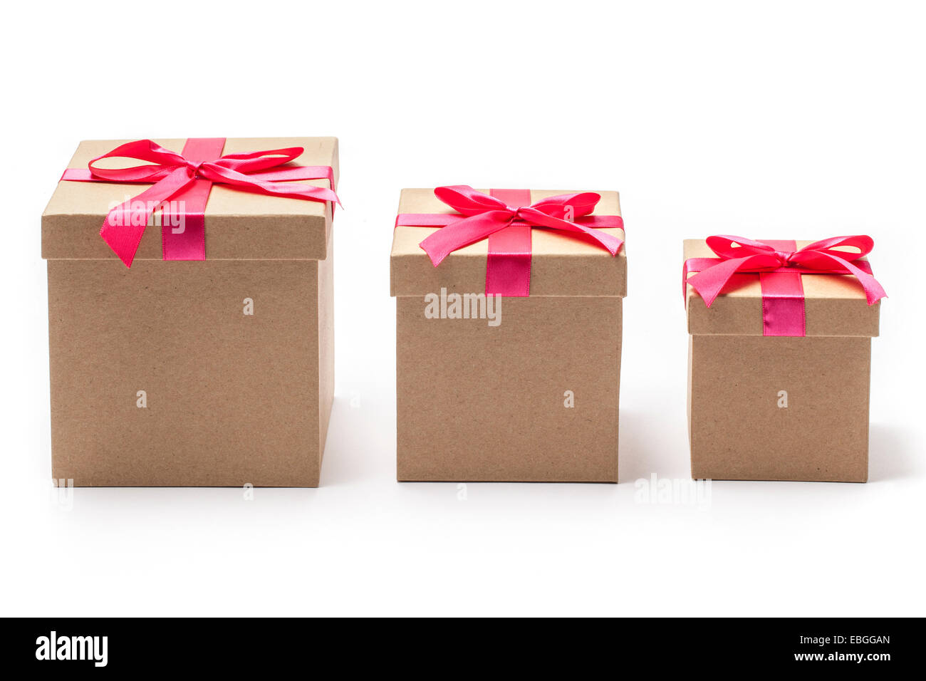 Tres tamaños de cajas de regalo de cartón cerradas con cintas rojas aislado  en blanco Fotografía de stock - Alamy