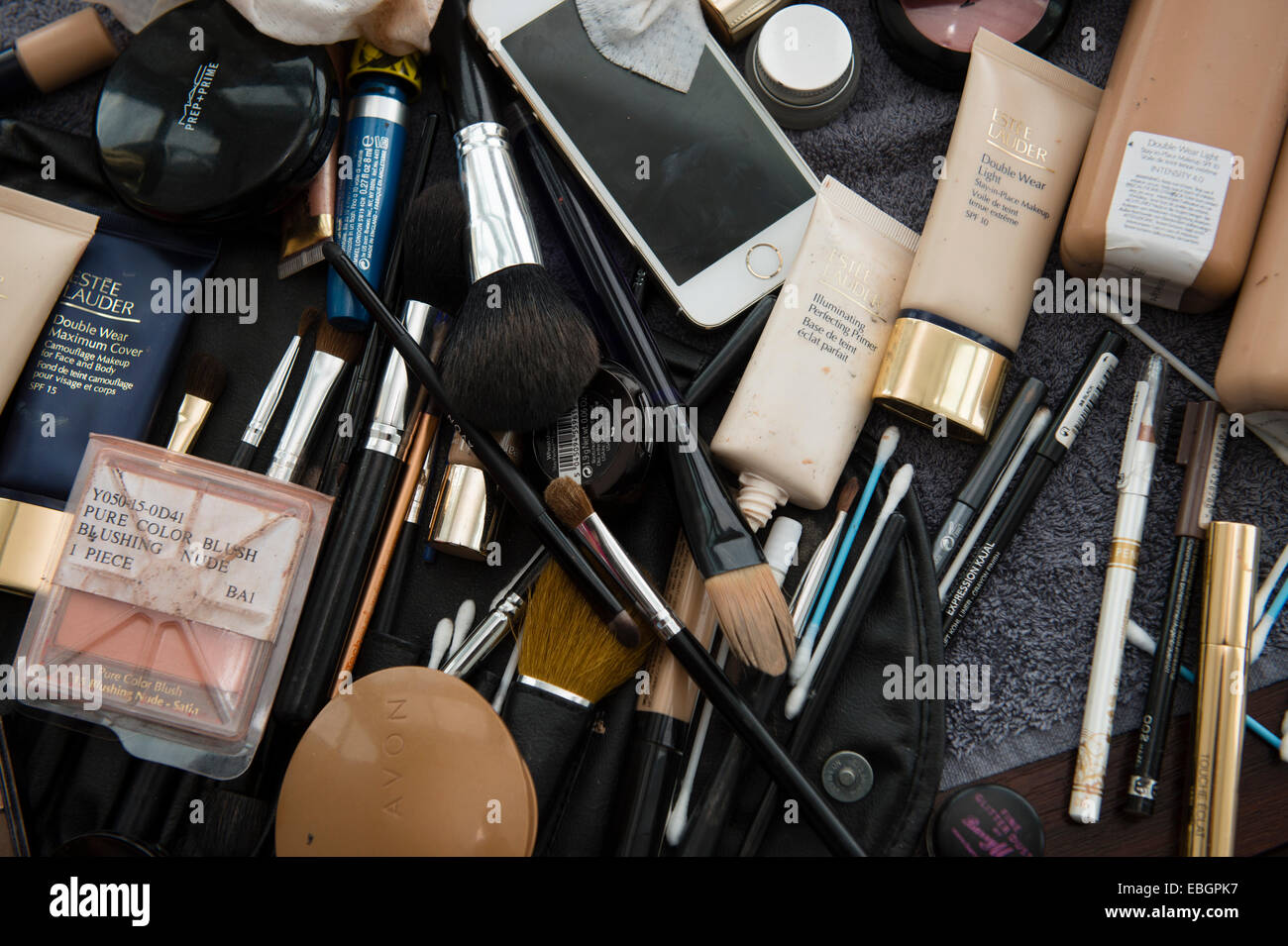 Una boda maquillaje kit de persona de Estee Lauder polvos, delineador de  ojos, pinceles y fundación cremas, UK Fotografía de stock - Alamy