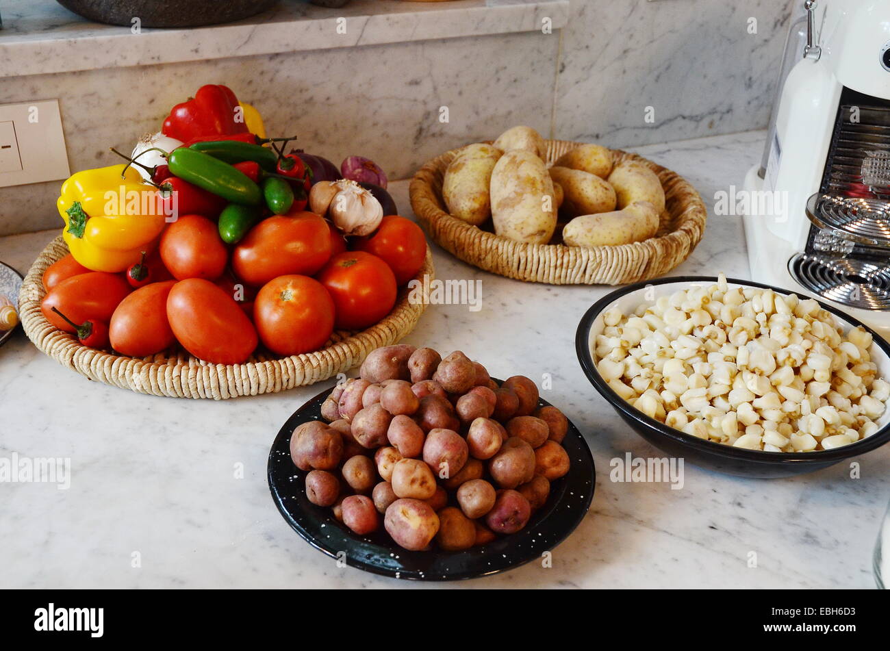 Papas andinas junto a rojo, amarillo y el chile jalapeño con tomates, ajos y cebollas, papas y maíz blanco seco. Foto de stock