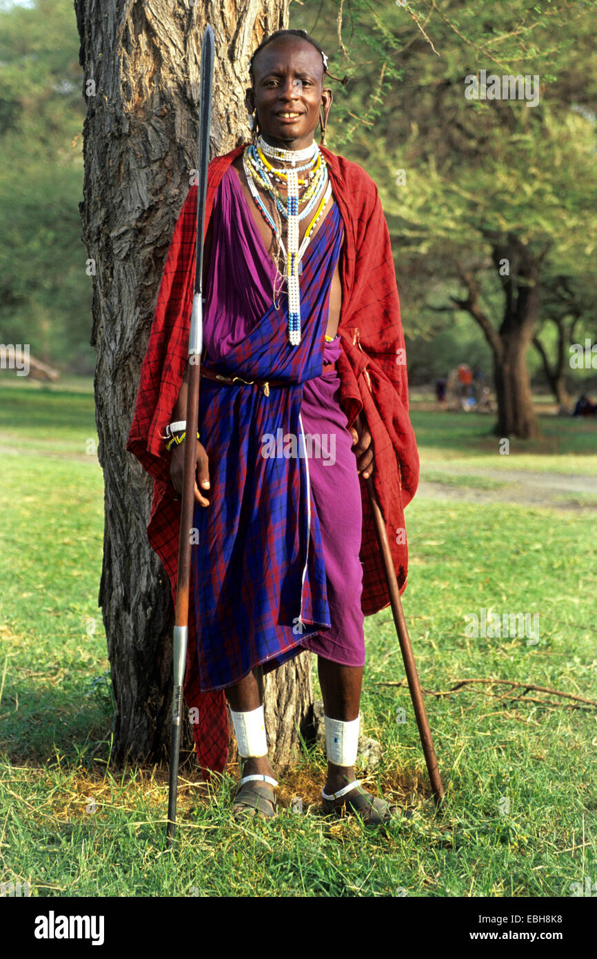 Guerrero masai en traje tradicional del bush africano, Tanzania Fotografía  de stock - Alamy