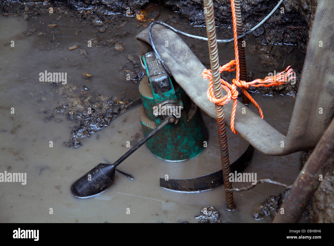 Bomba de efluentes en una excavación agujero, Alemania Foto de stock