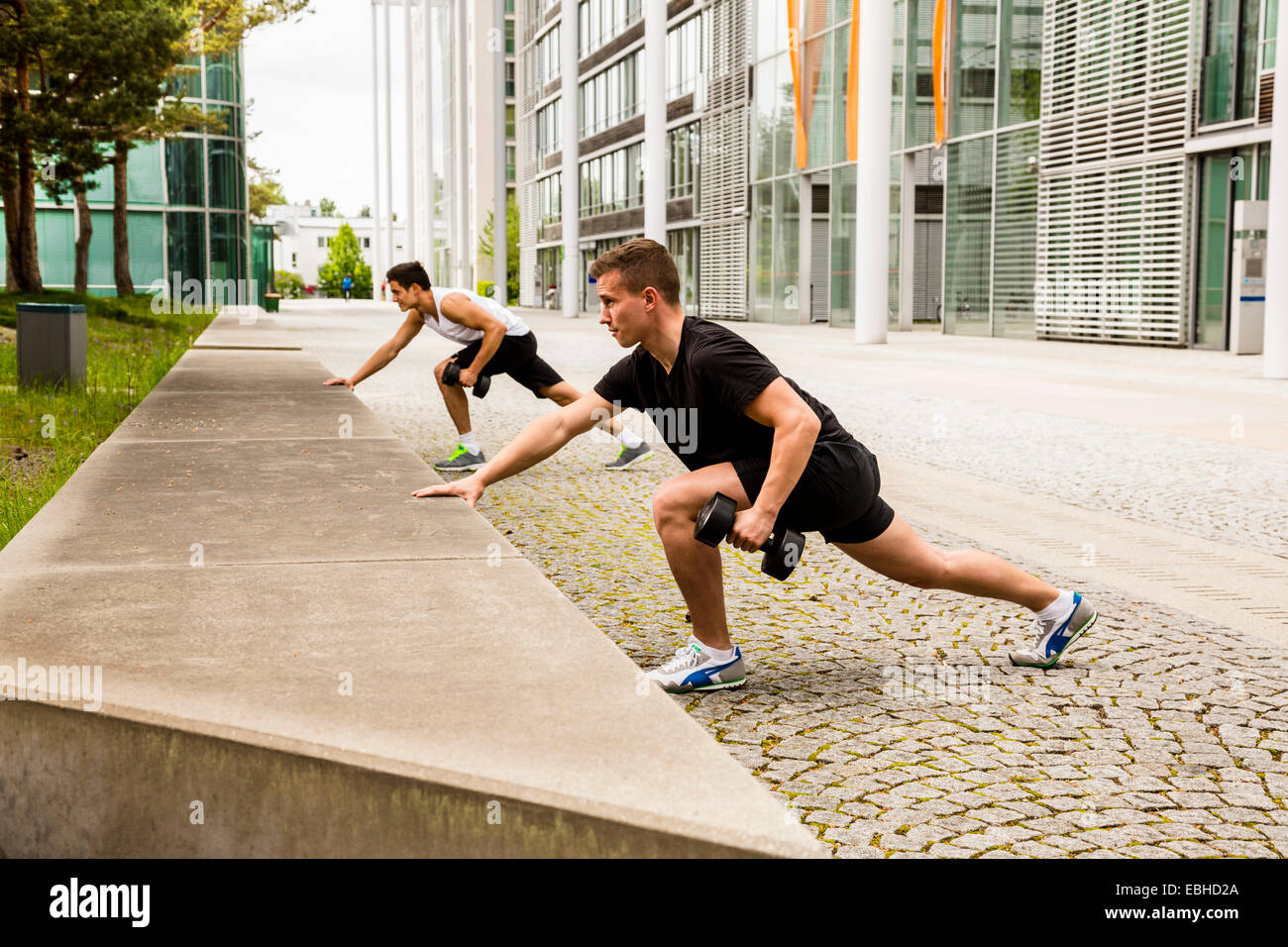 Los entrenadores personales haciendo outdoor training en urbano, Munich, Baviera, Alemania Foto de stock