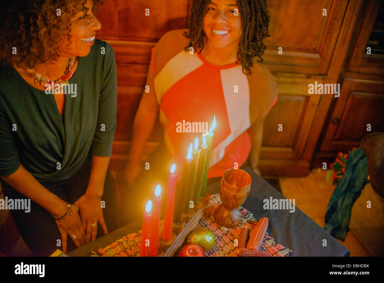 Familia celebra Kwanzaa Fotografía de stock - Alamy