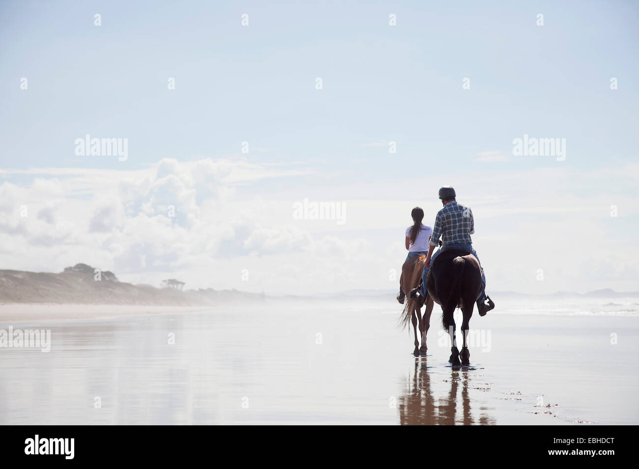 Equitación, Pakiri Beach, Auckland, Nueva Zelanda Foto de stock