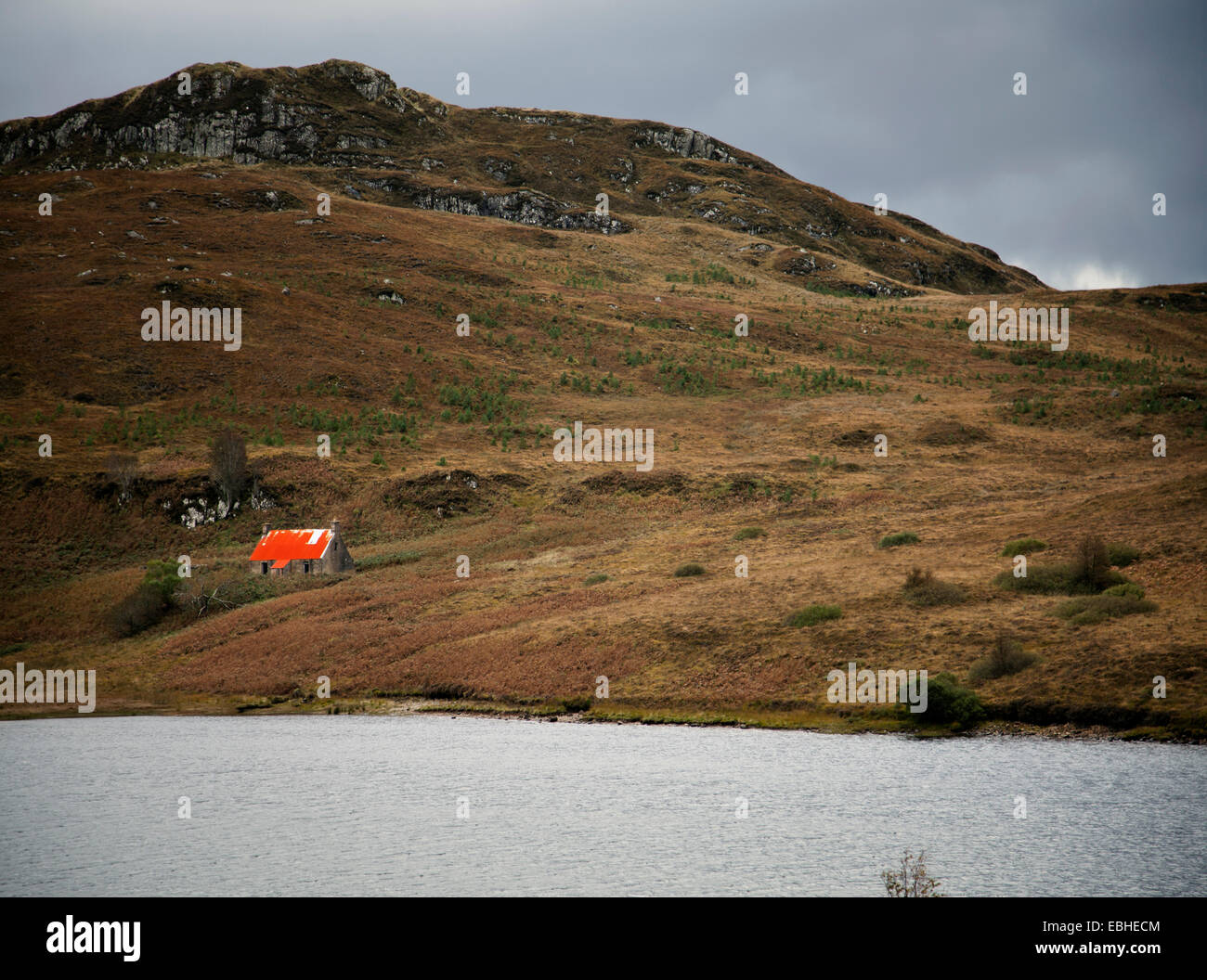 Granero abandonado con techo rojo, Highland, Escocia Foto de stock