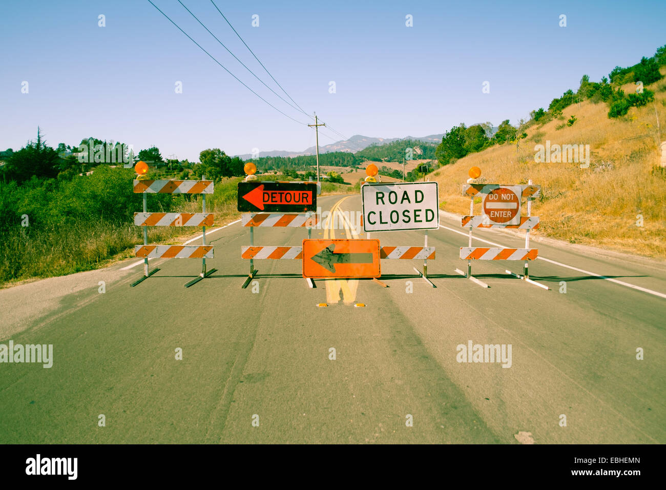 Una fila de camino cerrado signos cruzando la autopista Foto de stock