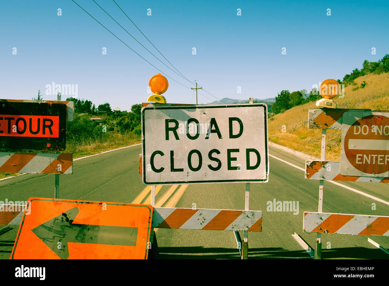 Cerrar la fila de camino cerrado signos en autopista Foto de stock