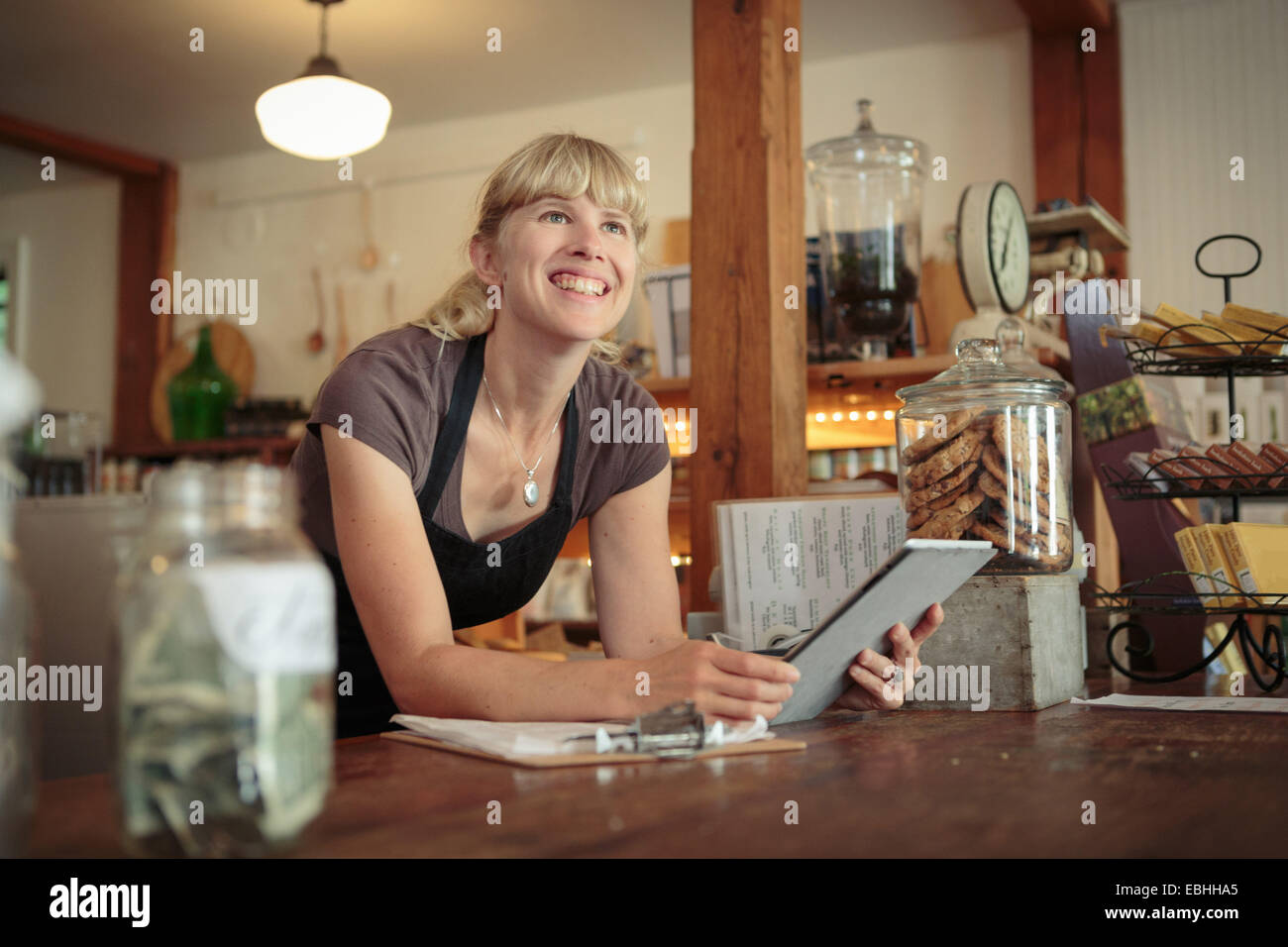 Tienda femenina Assistant con la tableta digital en Country Store Foto de stock