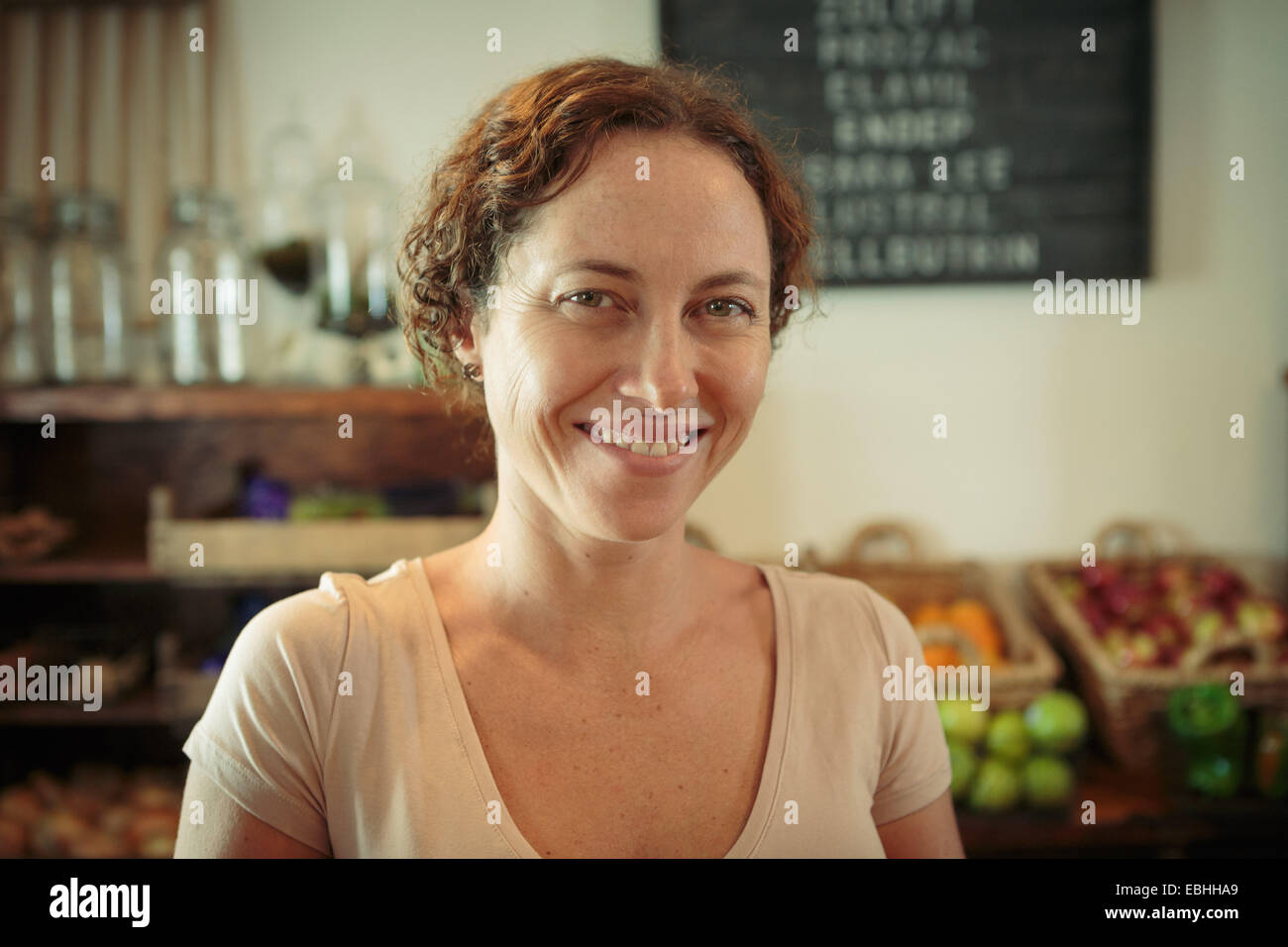 Retrato de mujer dependienta en Country Store Foto de stock