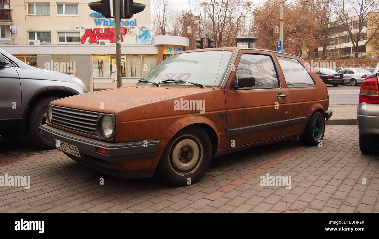 Rusted Volkswagen Golf. Foto de stock