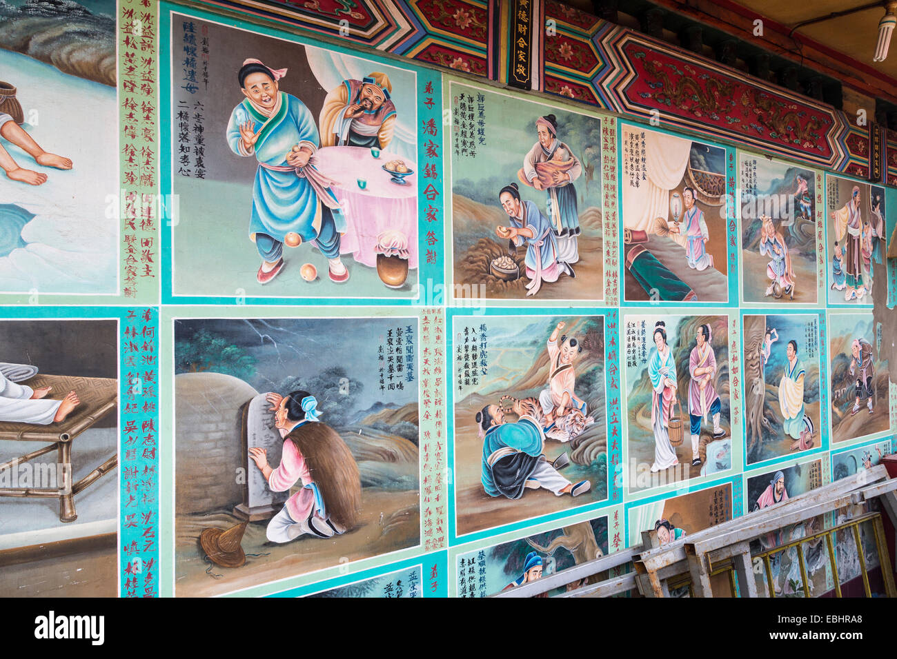 Panel de historia en chino en el muro del templo chino Tua Pek Kong, Miri, Sarawak, Malasia Foto de stock