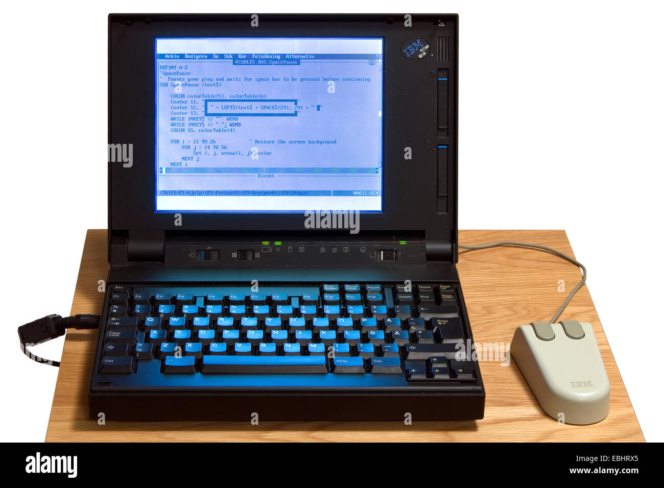 Un ordenador portátil IBM desde principios de la década de los noventa que muestra el lenguaje de programación BASIC. Foto de stock