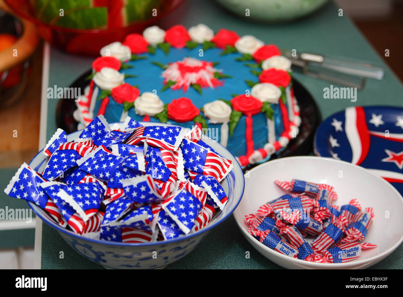 4th de julio El día de la Independencia pastel y rollos Tootsie y otros dulces en América envolvidores bandera en los cuencos, EE.UU. Foto de stock