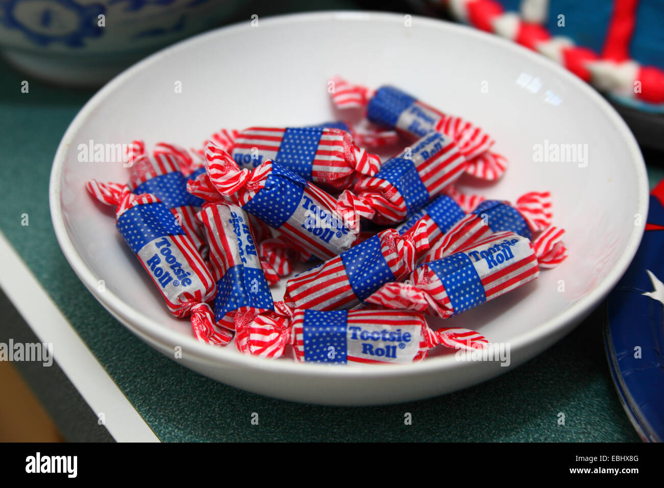 Tootsie rodar dulces en América envolvidores bandera en tazón blanco para el 4th de julio Día de la Independencia, EE.UU. Foto de stock